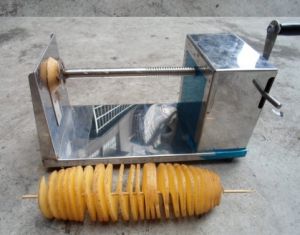 Механический аппарат для нарезки картофеля.